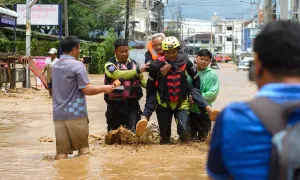 Đường phố miền bắc Thái Lan chìm trong lũ