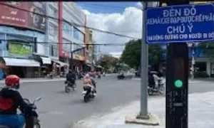 Cảnh oái ăm đèn tín hiệu cho phép rẽ phải nhưng bị chặn lối