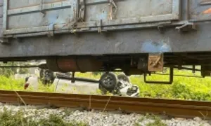 Vượt đường sắt, ôtô bán tải bị tàu hỏa tông văng xuống ruộng Vượt đường sắt, ôtô bán tải bị tàu hỏa tông văng xuống ruộng