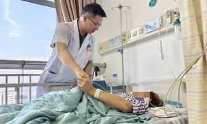 Cúi đầu chơi game trên điện thoại, nam sinh liệt nửa người Cúi đầu chơi game trên điện thoại, nam sinh liệt nửa người