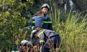 Giải cứu hai chị em rơi xuống hố sâu ở núi Trầm