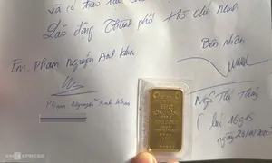 Sinh viên nhặt được 5 chỉ vàng khi soạn đồ cứu trợ vùng lũ